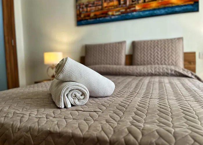 Charming Two Bedroom * Pietà