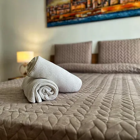 Charming Two Bedroom * Pietà