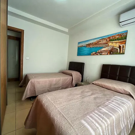 Charming Two Bedroom Apartmán