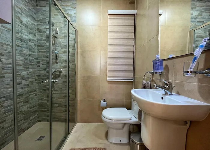 Charming Two Bedroom Apartmán *