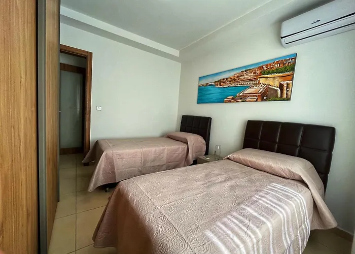 Charming Two Bedroom Apartmán